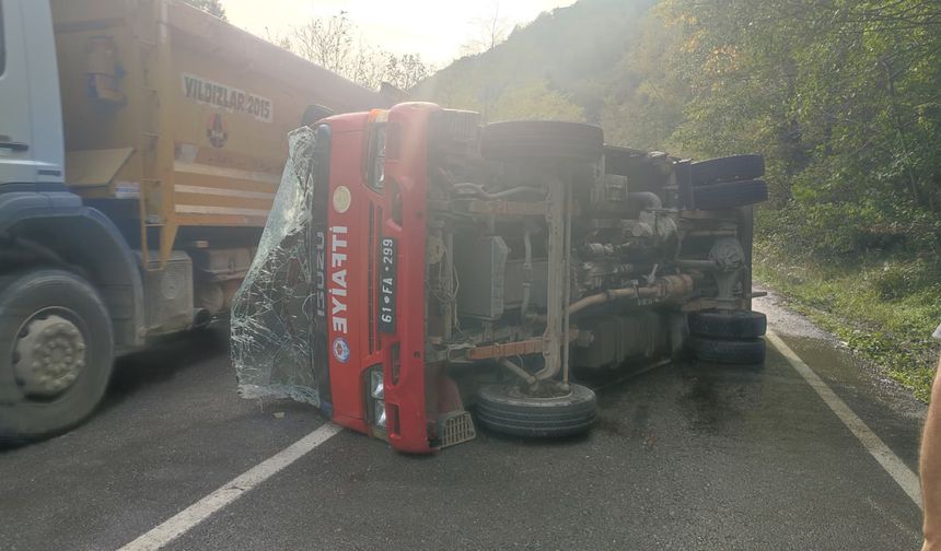 Yangına müdahaleden dönen itfaiye aracı devrildi: 2 yaralı