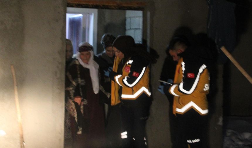 Ağrı'da 2 hasta, kardan kapanan yolların açılmasıyla hastaneye ulaştırıldı