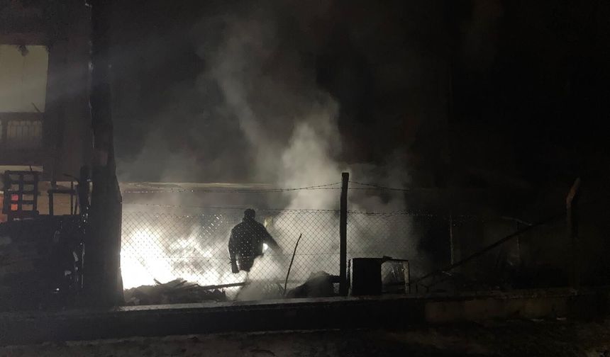 Ankara’da hurdalık alanda çıkan yangın apartmana sıçradı; 8 kişi dumandan etkilendi