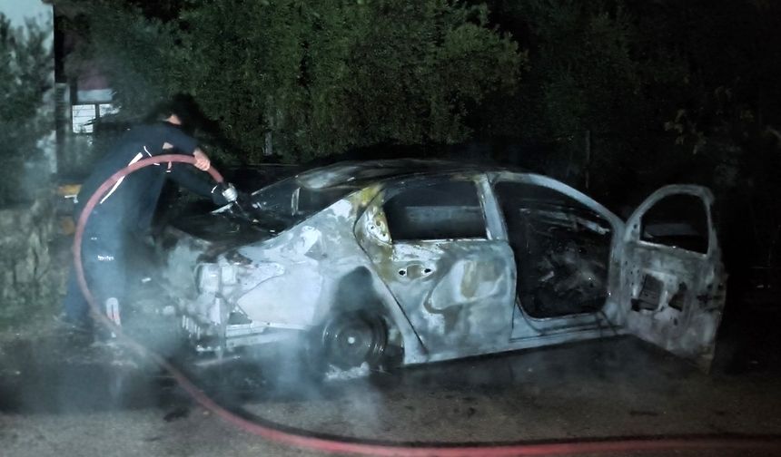 Antalya'da park halindeki araç yandı