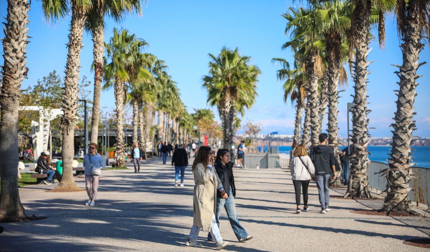Aralık ayında denize girip, güneşlendiler