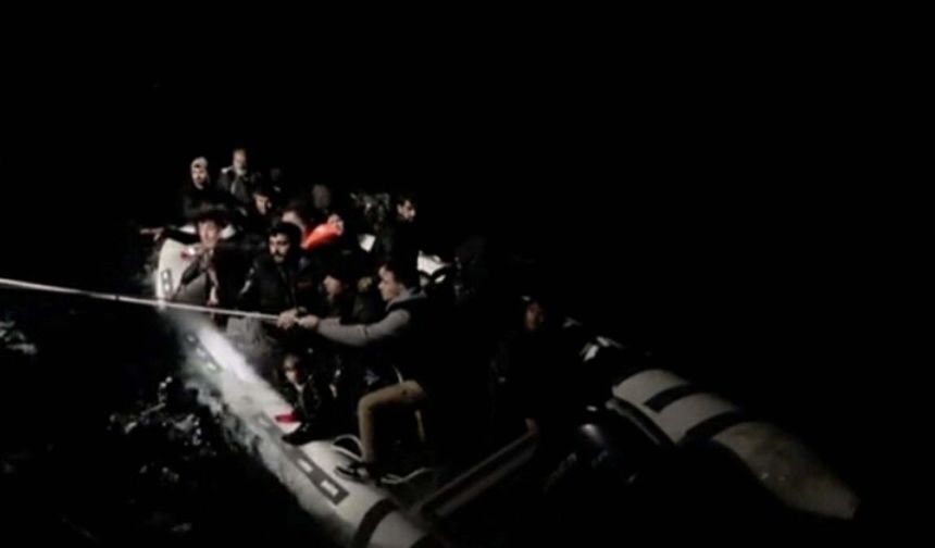 Arızalanan lastik bottaki 29 kaçak göçmen kurtarıldı, 2 organizatör gözaltına alındı