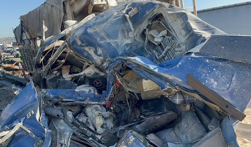 Bariyerlere çarpan TIR’da sıkışan sürücüyü itfaiye kurtardı