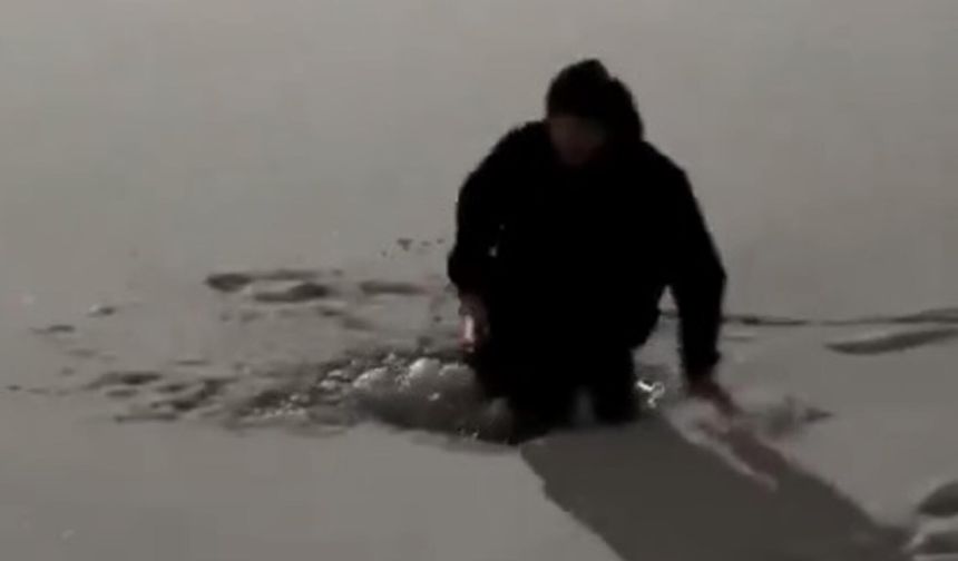 Buz tutan göletin üzerinde dans ederken suya düştü