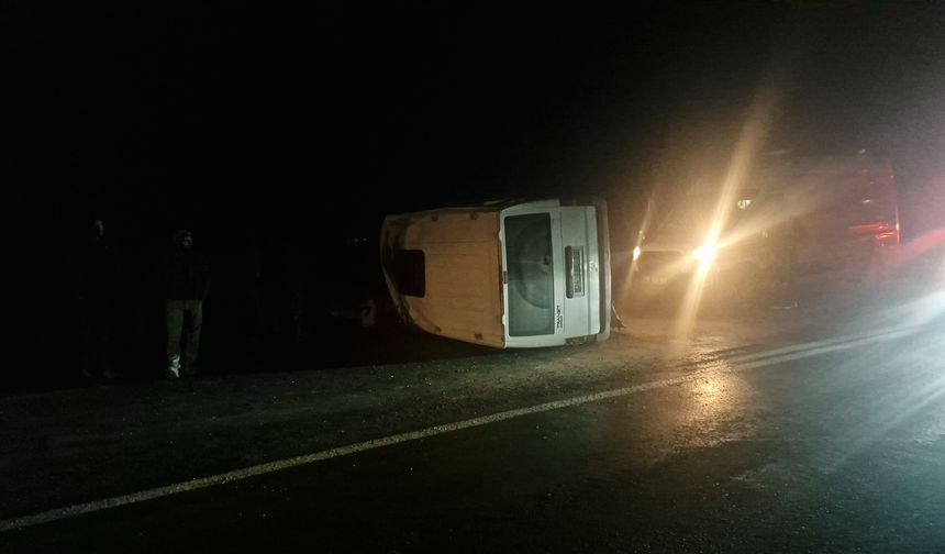 Diyarbakır'da işçi servisi minibüsü devrildi: 16 yaralı