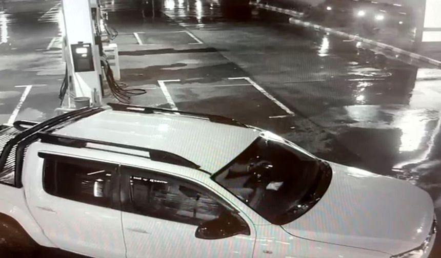 Ehliyetsiz sürücünün kullandığı kamyonetin motosiklete çarptığı kaza kamerada; 1 ölü