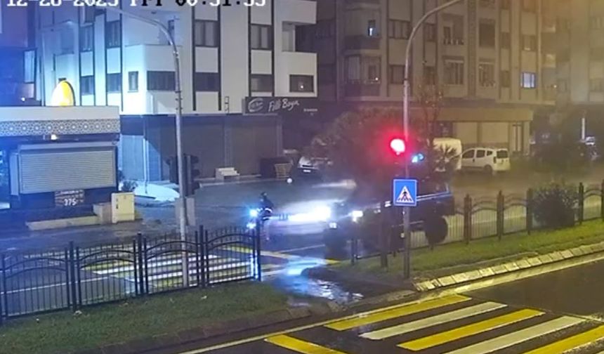 Ehliyetsiz sürücünün kullandığı otomobilin motosiklete çarptığı kaza kamerada; 1 ölü (2)