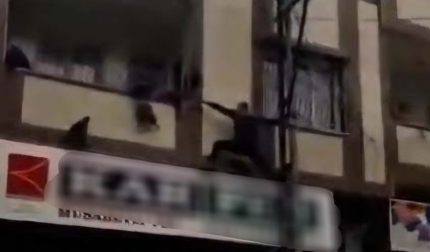 Gaziantep’te balkonun demir korkuluğunda asılı kalan çocuğu, vatandaş kurtardı; o anlar kamerada