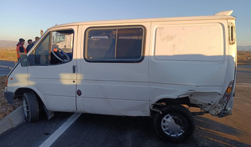 Gaziantep’te kamyonetle otomobil çarpıştı; 3'ü çocuk, 6 yaralı