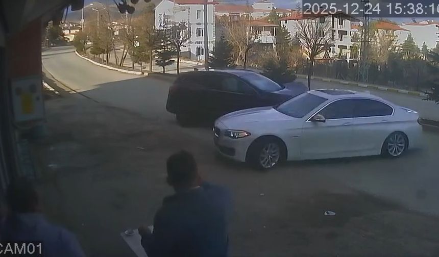 Geri giderek yola çıkan otomobil, arkadan gelen otomobille çarpıştı; kaza kamerada