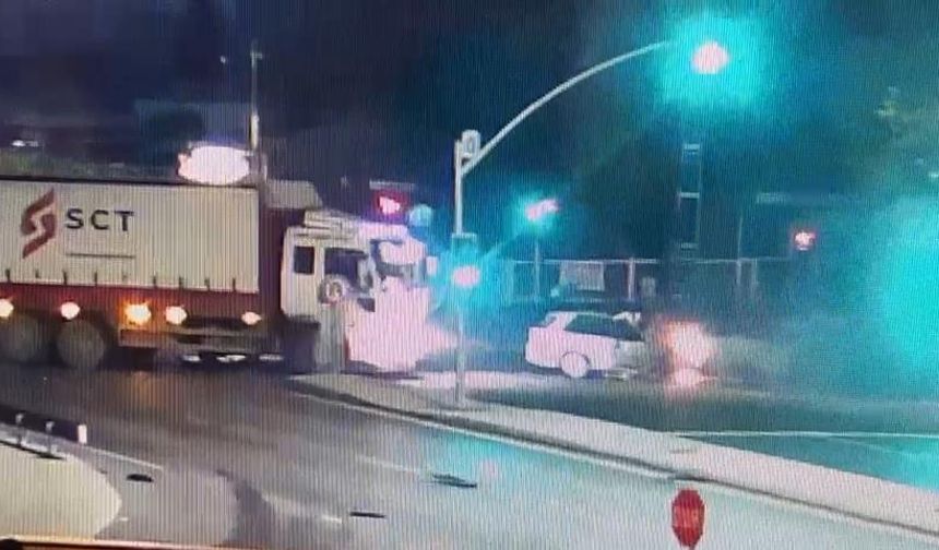 İstanbul - Avcılar'da kamyonun çarpıp sürüklediği otomobil alev aldı; 1 ölü, 1 yaralı