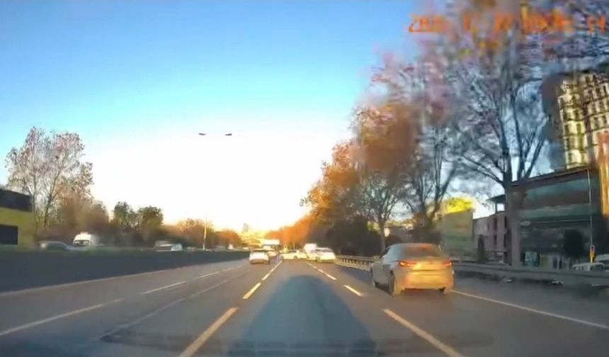 İstanbul- Esenler'de 4 aracın karıştığı zincirleme kaza kamerada