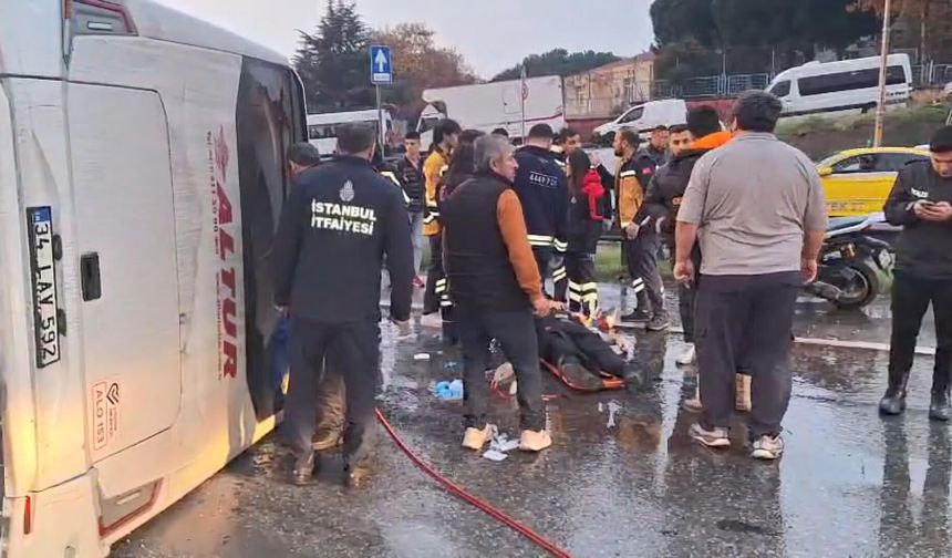 İstanbul - Maltepe D-100'de servis minibüsü devrildi: 3 yaralı - 2 / Ek görüntüyle 