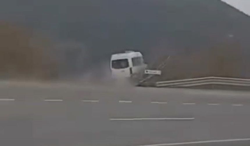 Minibüsün şarampole yuvarlandığı ölümlü kazanın görüntüleri ortaya çıktı 