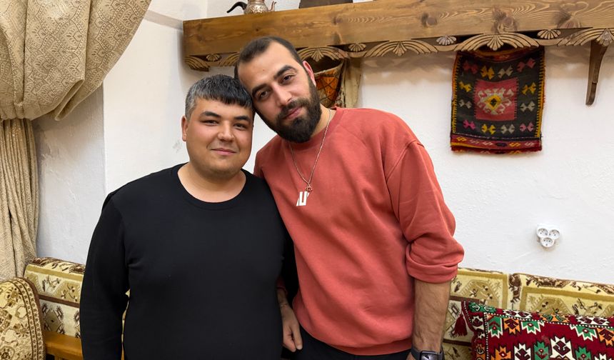 Nefes borusuna çay kaçan arkadaşını Heimlich manevrasıyla kurtardı