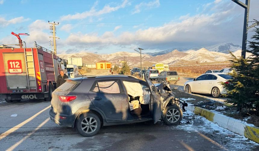 Öğrenci servis minibüsü ile otomobil çarpıştı: 9 yaralı