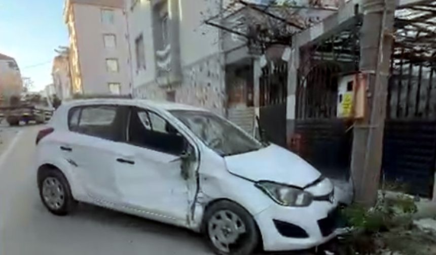 Otomobille çarpışan motosikletin sürücüsü öldü; kaza anı kamerada