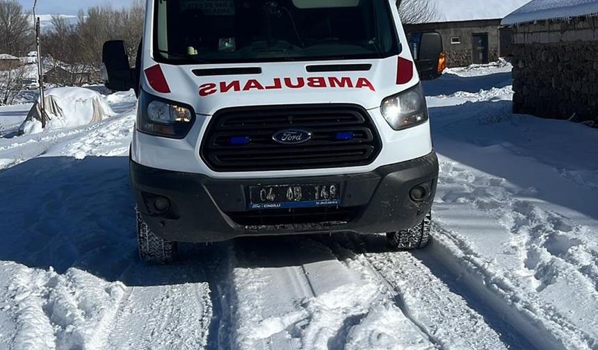 Sağlık ekipleri, köyde rahatsızlanan hamile kadına iş makinesinin yolu açmasıyla ulaştı