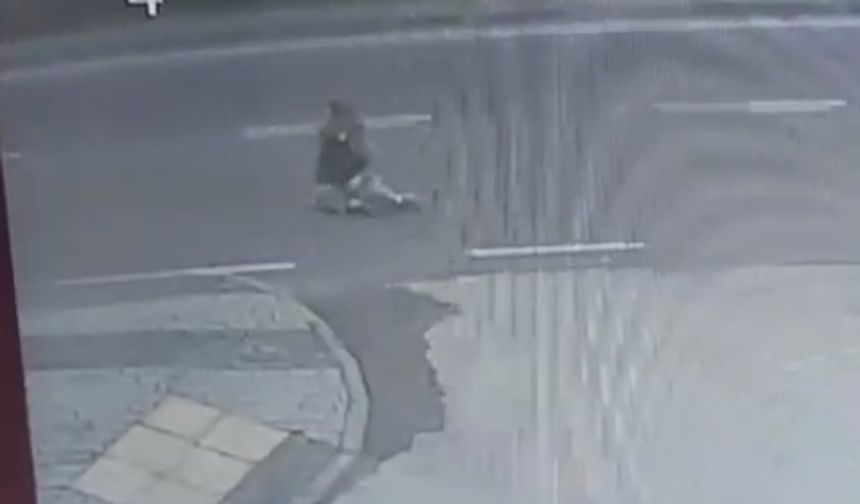 Servis minibüsünün kadına çarpıp, sürüklediği kaza kamerada