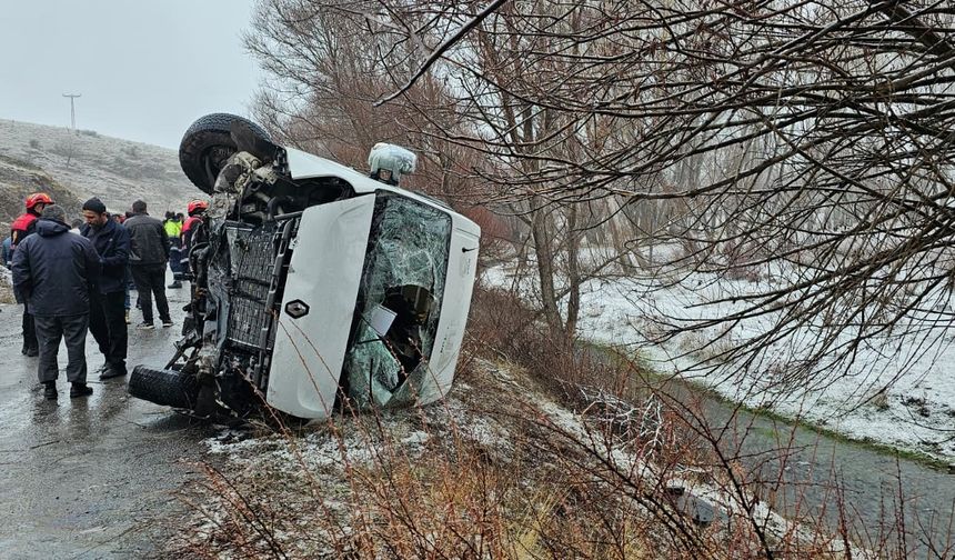 Sivas'ta öğrenci servisi devrildi: 15 yaralı
