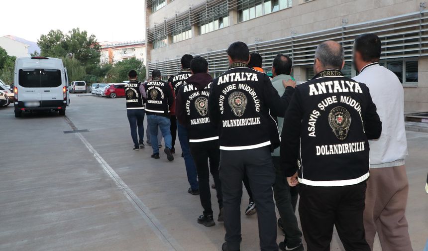 Telefonda kendilerini polis olarak tanıtıp 10 milyon lira dolandıran 7 şüpheli tutuklandı