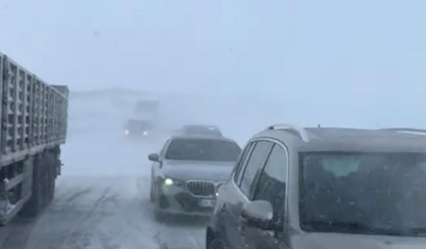 Tendürek Geçidi'nde ulaşım durma noktasına geldi