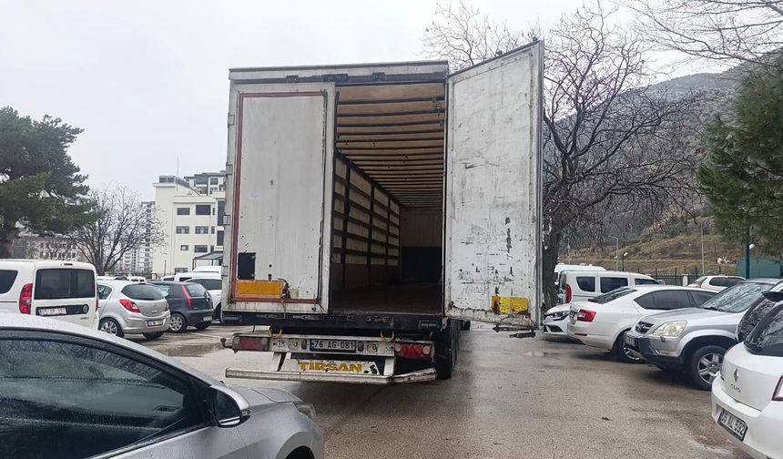 TIR’ın dorsesinden 42 kaçak göçmen çıktı; 2 gözaltı