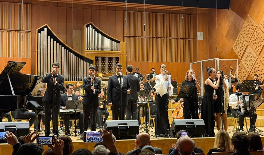 Tuğba Özerk, özel gereksinimli öğrencilerle farkındalık konseri verdi