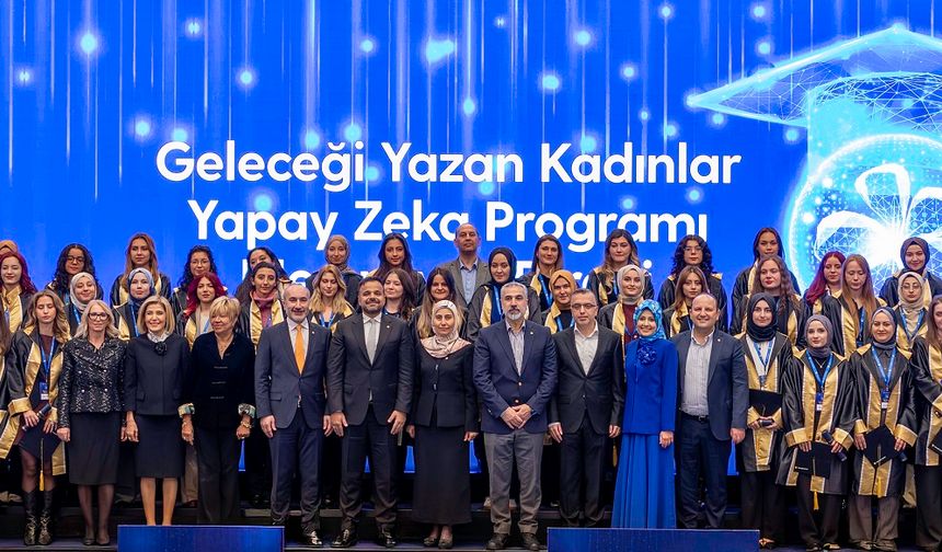 Turkcell'in 'Geleceği Yazan Kadınlar Yapay Zeka Projesi' mezunlarını verdi