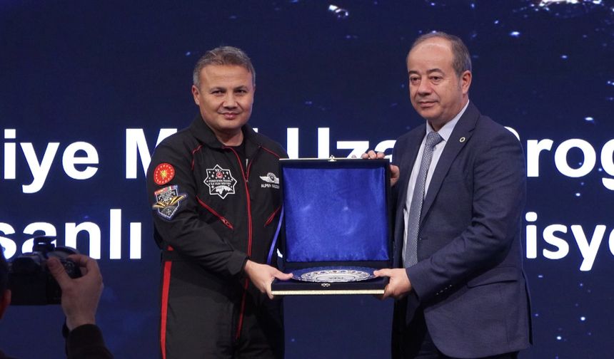 Uzaya giden ilk Türk astronot Alper Gezeravcı, YTÜ'de öğrencilerle buluştu