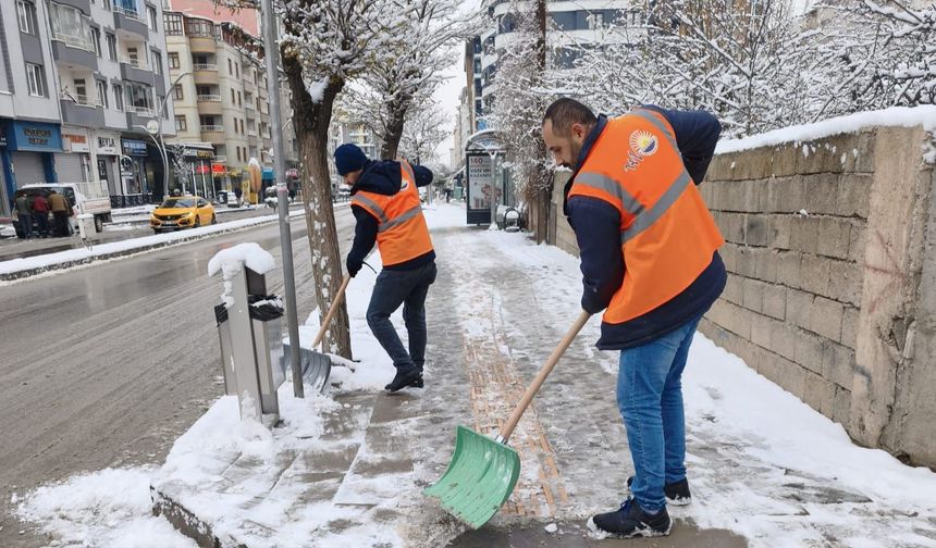 Van'da kardan kapanan 90 yerleşim yeri yolundan 55'i açıldı