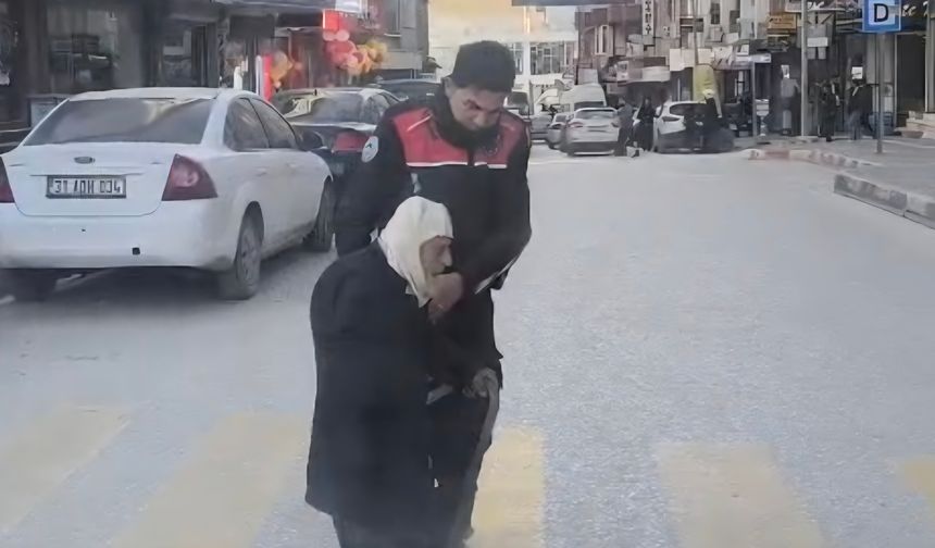 Yolun karşısına geçmekte zorlanan yaşlı kişiye polis yardım etti