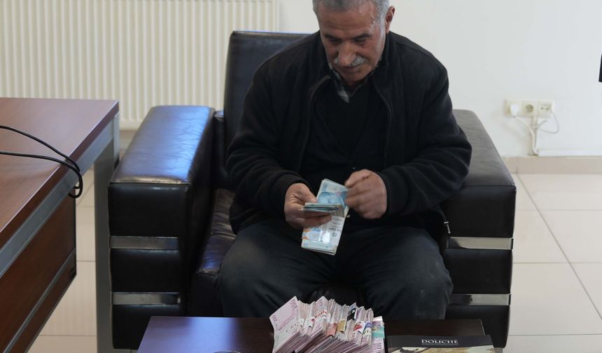 110 bin TL'yi yanlışlıkla çöpe attı; belediye ekipleri bulup teslim etti