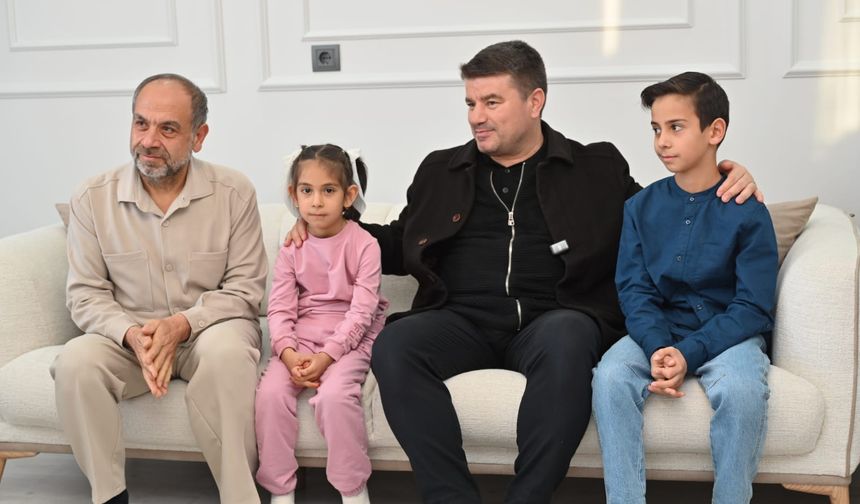 7 yaşındaki Zeynep'in bayrak sevgisi