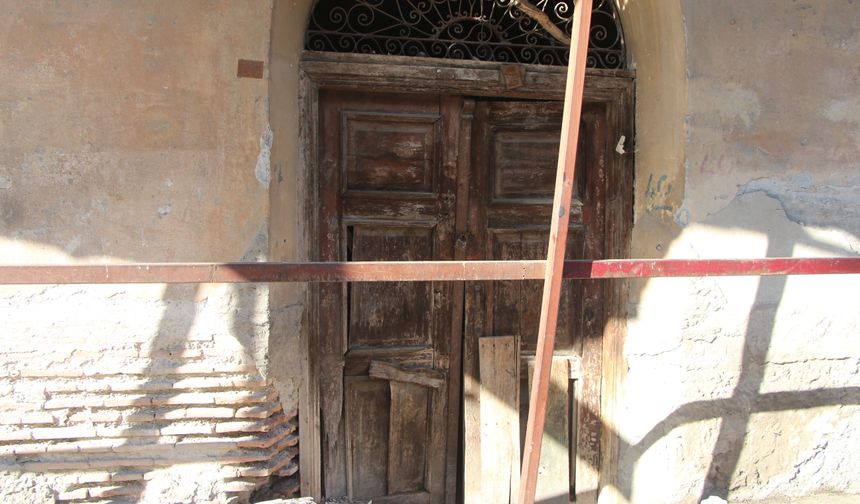 Adana'da tarihi binanın çatısı çöktü, esnaf önlem alınmasını istedi