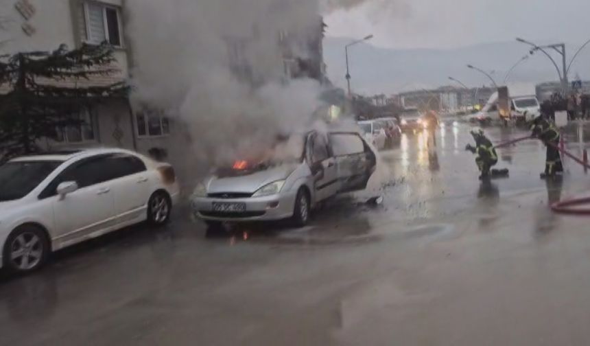 Amasya'da seyir halindeyken alev alan otomobil yandı