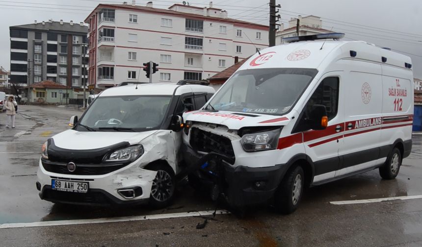 Ambulans ile hafif ticari araç çarpıştı: 8 yaralı