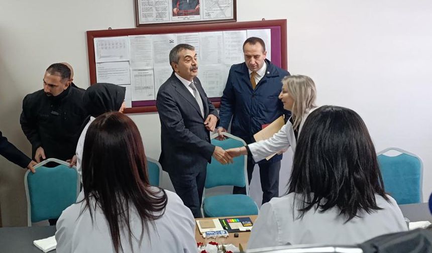 Bakan Tekin öğrencilere karne dağıttı: Yarıyıl tatilinde dinlenip, kitap okuyarak vakit geçirin