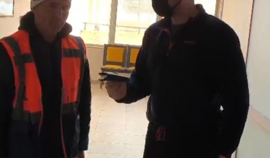 Belediye işçisi, kar temizlerken bulduğu cüzdanı sahibine teslim etti