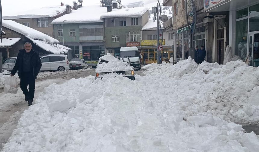 Binanın çatısından düşen kar kütlesi otomobili ezdi