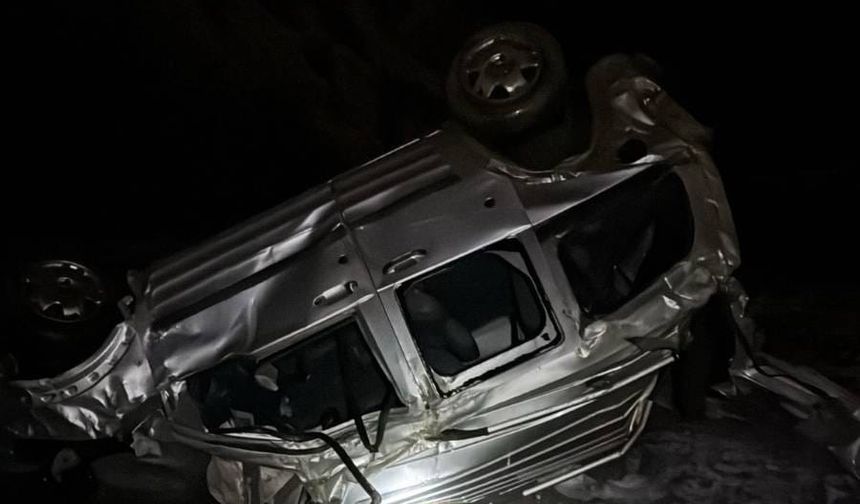 Buzlu yolda kayan araç uçurumdan yuvarlandı; 1 ölü, 2 kardeşi ağır yaralı