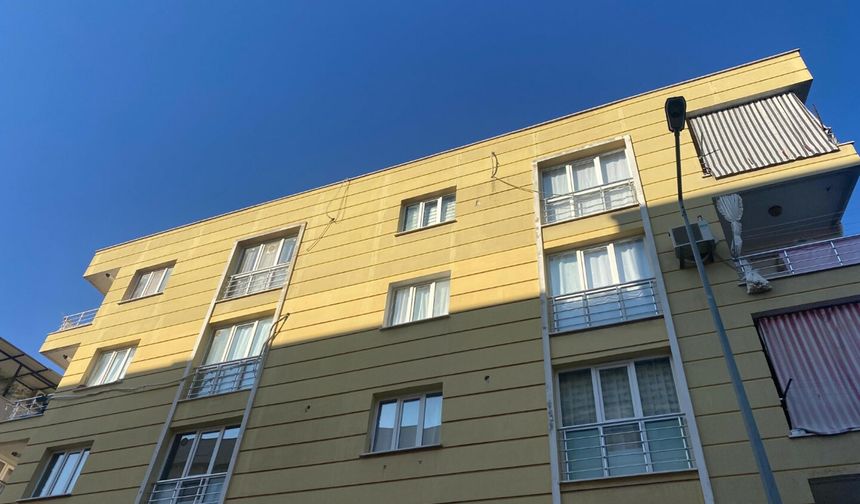 Çatıda asansör kulesinden düşüp bacağını kırdıı; mahsur kaldığı yerden itfaiye kurtardı