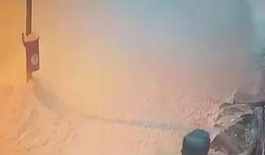 Çatıdan düşen kar kütlesi, park halindeki otomobile zarar verdi