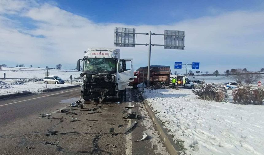 Çekici, kamyona yandan çarptı; 2 ağır yaralı