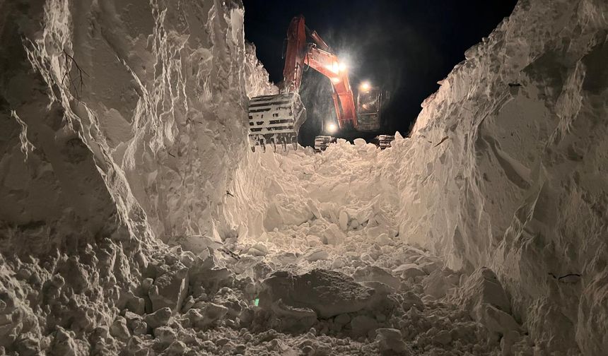 Çığ sonrası iş makinelerinin boyunu aşan kar kütleleriyle mücadele