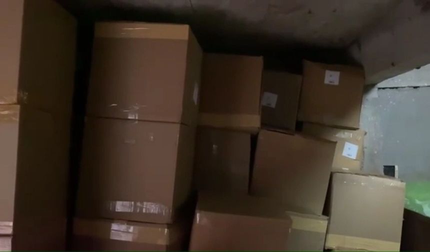 Depo olarak kullanılan ahırda 2 ton kaçak tütün ve 372 bin makaron ele geçirildi