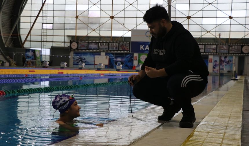 Depremde 2 bacağını ve babasını kaybeden Medine, yüzmeyle hayata tutundu / Ek fotoğraflar