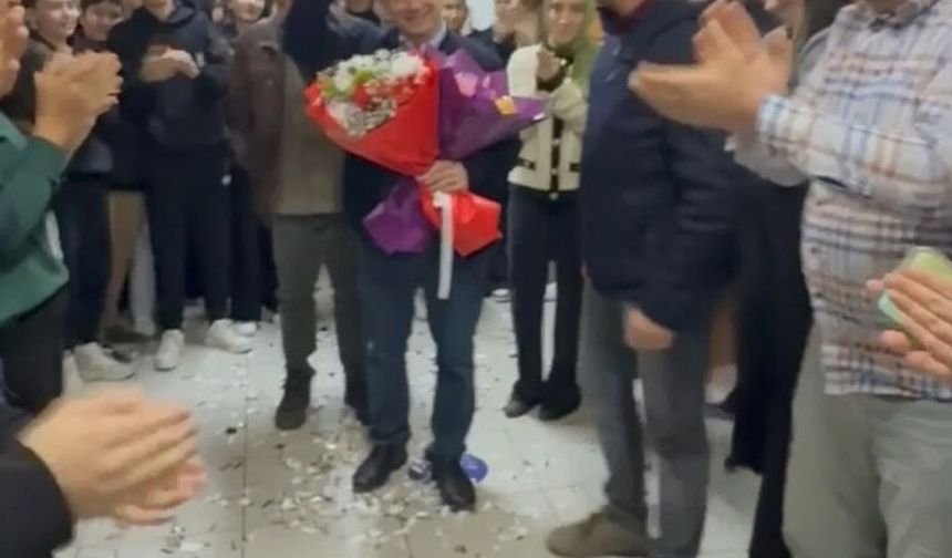 Emekliye ayrılan öğretmeni, 'Hatıran Yeter' şarkısıyla uğurladılar