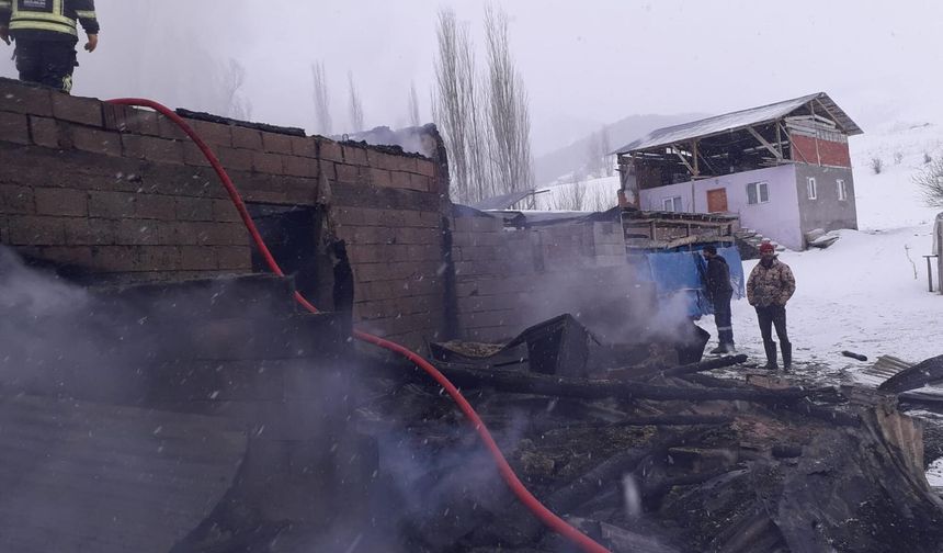 Erzurum'da yangın; ev ve ahır yandı