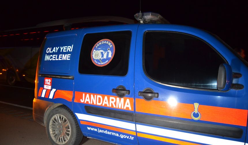 Evinin çatısından uçan parçaların üzerine düştüğü kadın öldü